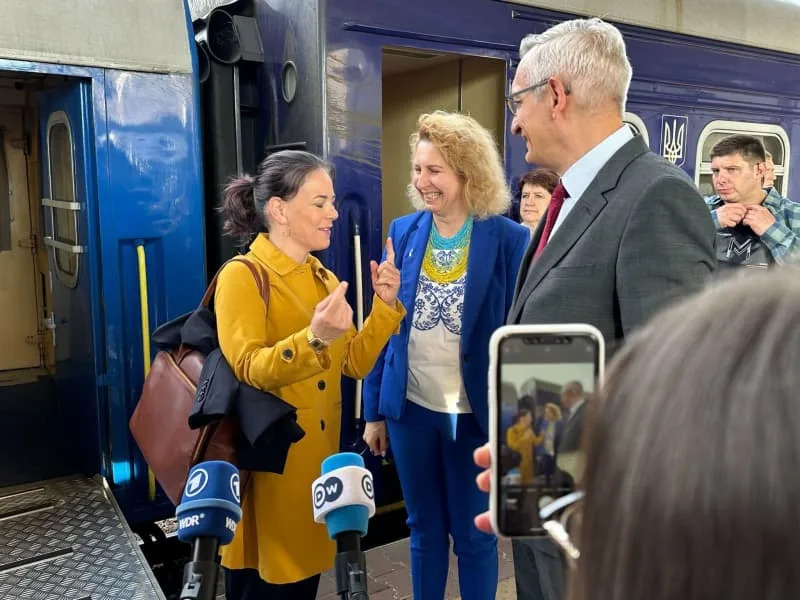 Ngoại trưởng Đức Annalena Baerbock được Đại sứ Đức Martin Jaeger và đại diện nghi thức Ukraine tiếp đón khi đến ga xe lửa Kiev. Jörg Blank/dpa