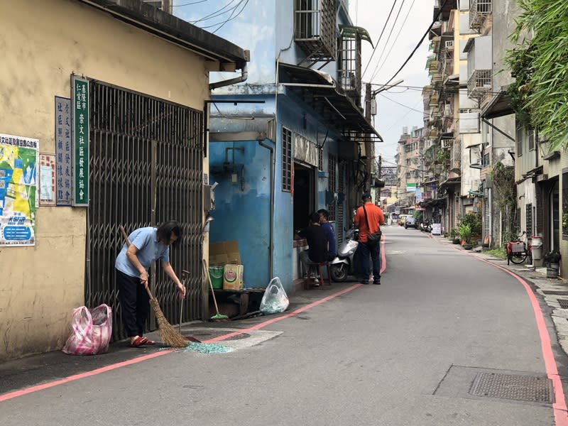 客運駕駛依導航誤闖基隆窄巷  擦撞遮雨棚 國光客運于姓男駕駛打算將車開到修理廠維修，在導 航指引下，23日上午駛入基隆市龍安街窄巷，擦撞店 家遮雨棚（藍色外牆處），造成車體右側玻璃破裂， 遮雨棚鐵架也被撞到凹陷。圖為店家打掃散落在地上 的玻璃碎片。 中央社記者王朝鈺攝  113年4月23日 