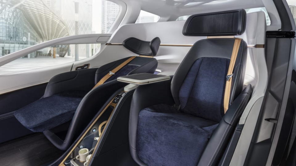 圖／Buick Smart Pod車艙採用模組化座椅佈局，懸浮式前排座椅可向後翻折，展開變成為一個桌台，滿足乘客在途中會議或休閒的需求。