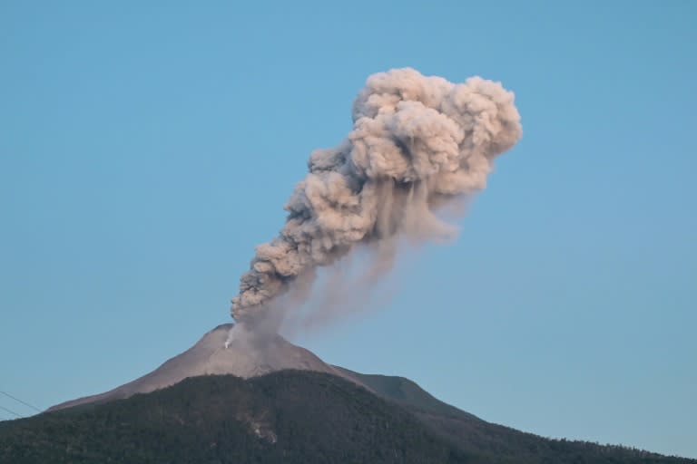 Auf einer bei Touristen beliebten Insel im Osten Indonesiens ist der Vulkan Lewotobi Laki-Laki innerhalb eines Tages zweimal ausgebrochen. Dabei wurde eine rund 900 Meter hohe Aschewolke ausgestoßen. Anwohner dürfen sich derzeit dem Krater nicht nähern. (Handout)