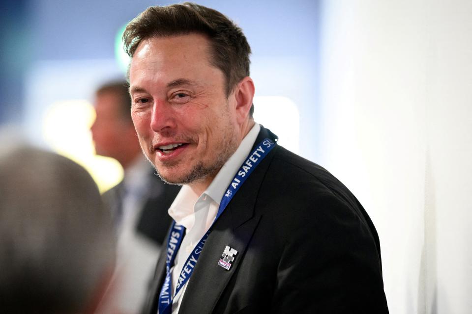 Tesla and X (formerly Twitter) CEO Elon Musk speaks to other delegates on the first day of the AI ​​Safety Summit at Bletchley Park in Bletchley, Great Britain, on November 1, 2023.