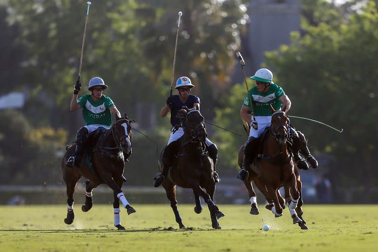 Primos a fondo: Camilo Castagnola, Poroto Cambiaso y Barto Castagnola se enfrentaron en el desenlace de Tortugas, que ganó La Natividad; la de esta tarde será la primera final del Abierto de Palermo para el 3 de La Dolfina.