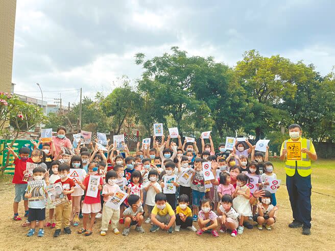 郭水盛（右）2年前退休後，經過培訓成為「路老師」，從長照中心、學校到公司行號及廟宇都有他的宣導身影。（洪靖宜攝）