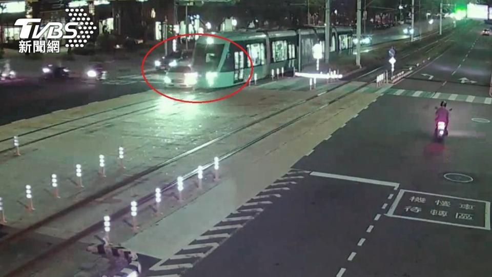監視器拍下白色賓士車迴轉時不慎撞上輕軌列車。（圖／TVBS）