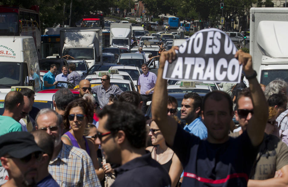 Empleados de la administración pública protestan por los recortes de austeridad del gobierno el lunes 30 de juliio del 2012 en Madrid. (Foto AP/Paul White)