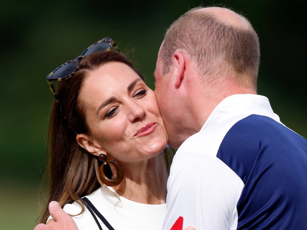 Herzogin Kate küsst Prinz William bei einem Polospiel in Windsor. (Bild: getty/Max Mumby/Indigo / Getty Images)