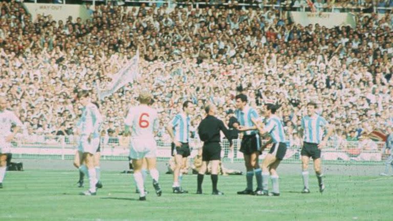 Un ejemplo clásico: en el Mundial de 1966, el capitán de Argentina, Antonio Rattin, se rehusó a abandonar el campo luego de una expulsión que consideraba injusta.