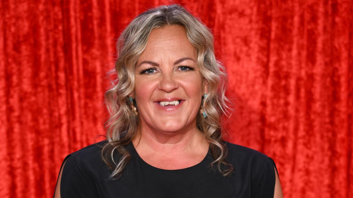 EastEnders actress Lorraine Stanley reveals why Karen Taylor's bra strap  always falls down - RSVP Live