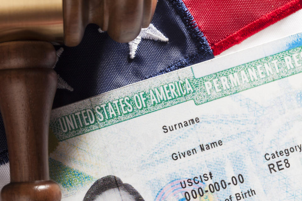 Imagen parcial de una 'green card'. Foto: Getty Images. 