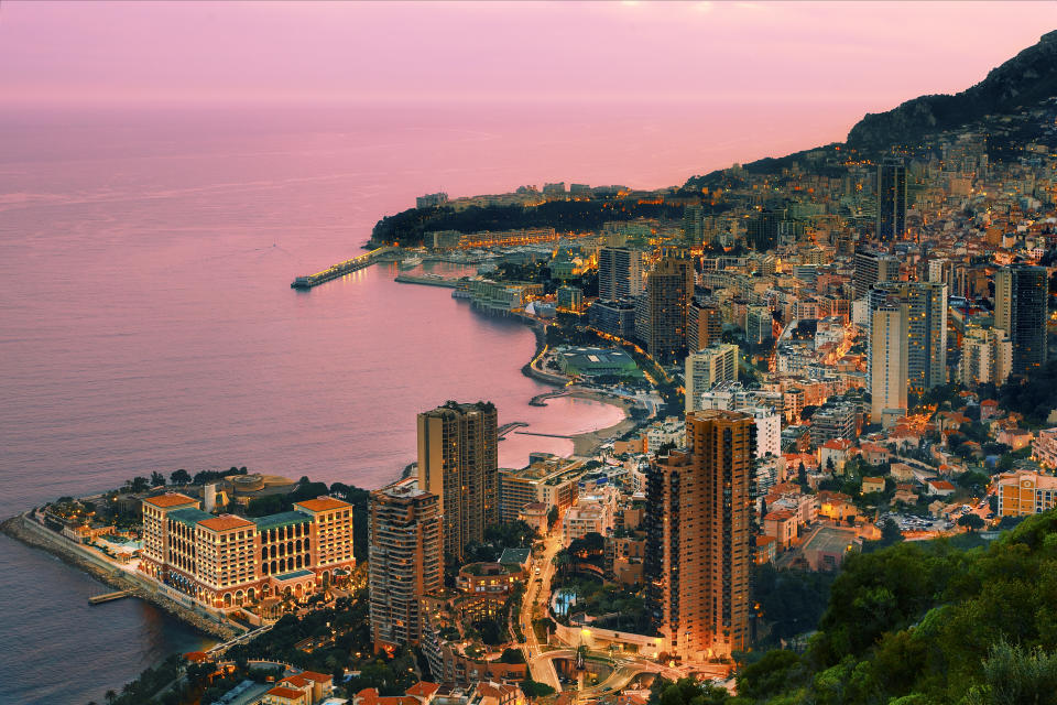 <p>Mónaco es el sexto lugar del planeta más difícil para los millonarios. Las viviendas de lujo y los postgrados son los bienes y servicios más caros del pequeño estado europeo. (Foto: Getty Images).</p> 