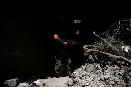 A member of the Iraqi rapid response forces guards a passage during clashes with Islamic State fighters in western Mosul, Iraq May 27, 2017. REUTERS/Alkis Konstantinidis