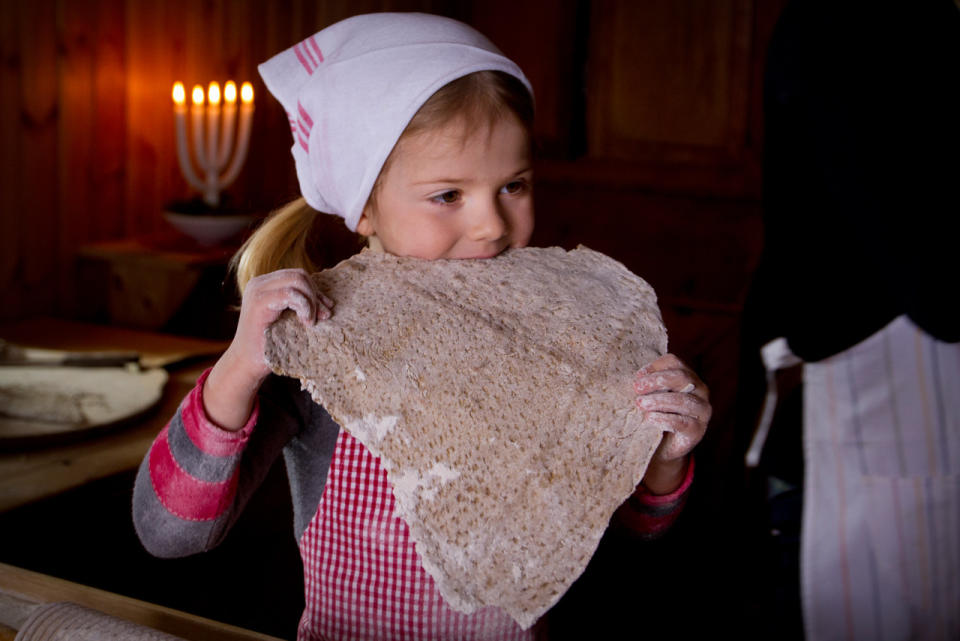 Bis Weihnachten warten? Nicht bei der dreijährigen Meisterbäckerin Estelle. Sie verputzt die Leckereien lieber gleich und sieht dabei so putzig aus mit ihrem Kopftuch und der karierten Schürze.