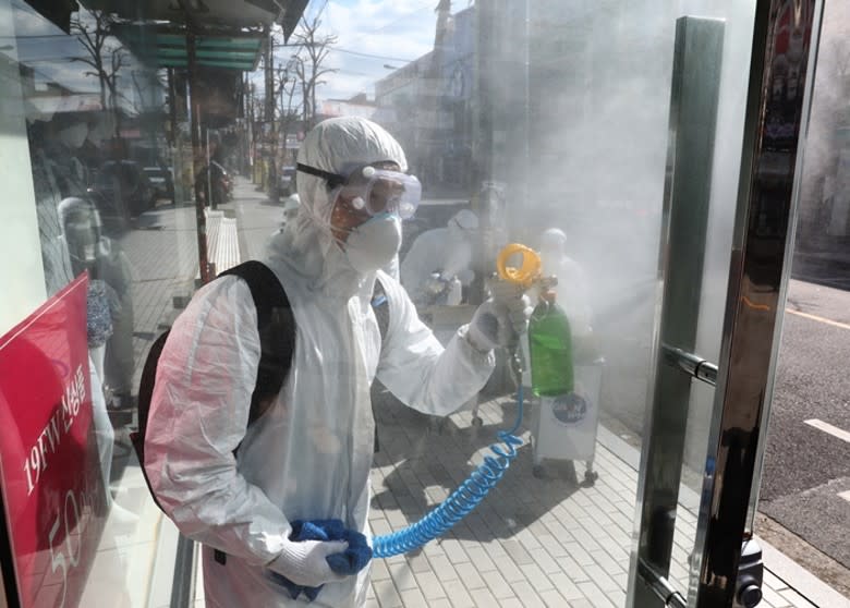工作人員在首爾市街頭消毒。（Getty Images圖片）