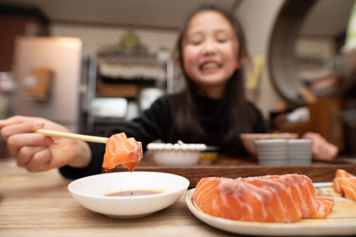 育兒・營養丨小朋友可否吃生冷食物？兒科醫生逐一拆解吃刺身、生蠔、牛扒注意事項