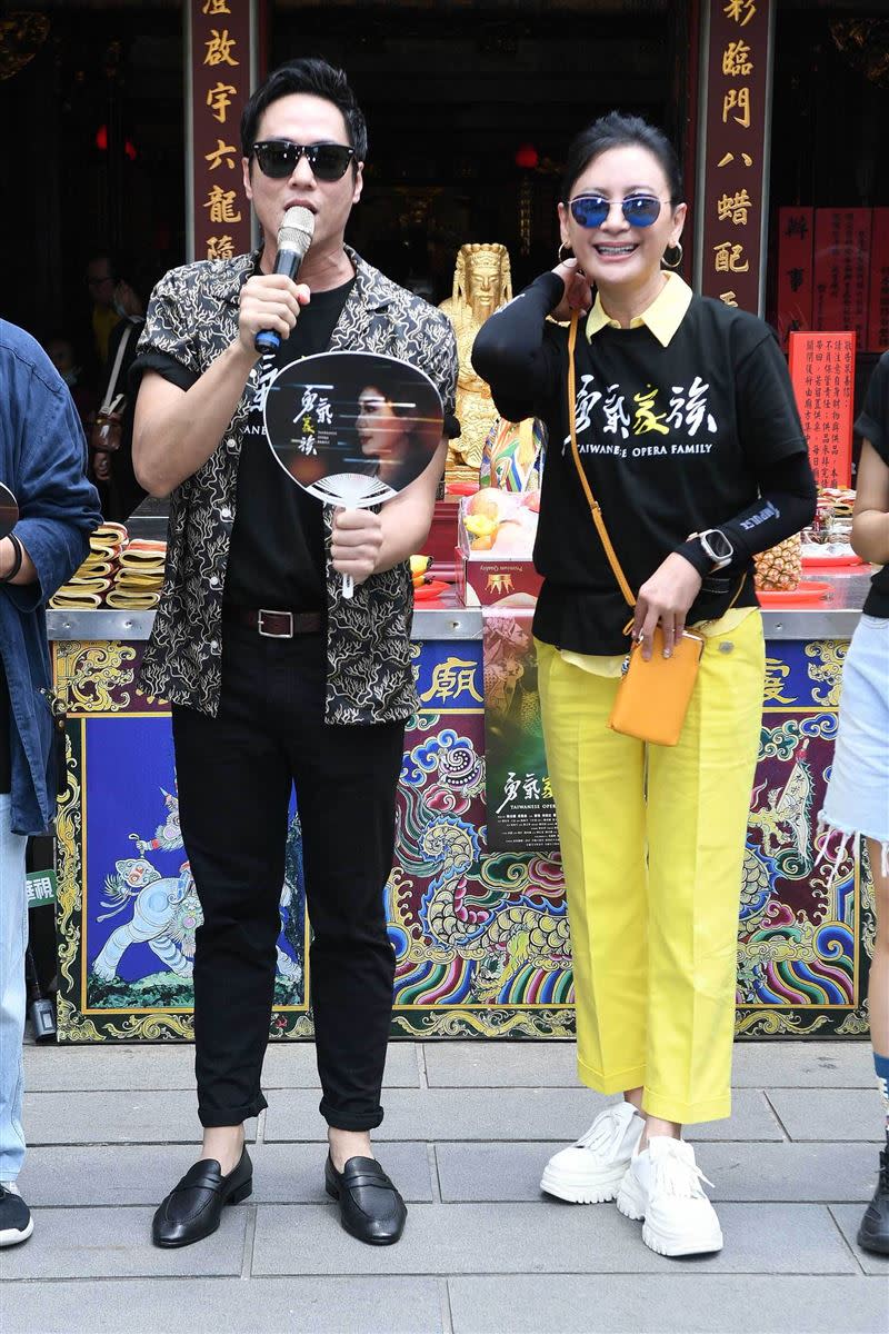 莊凱勛（左）和陳亞蘭為主演的《勇氣家族》現身大稻埕。（圖／華視、公視台語台提供）