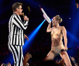 <p>Was für ein Aufschrei auf dieses Bild folgte: Eine spindeldürre Miley Cyrus zeigt sich im nudefarbenen Latex-Zweiteiler auf der Bühne der MTV VMAs, twerkt R’n’B-Sänger Robin Thicke an und streckt ihre allseits bekannte Zunge heraus. (Bild: GettyImages)</p>