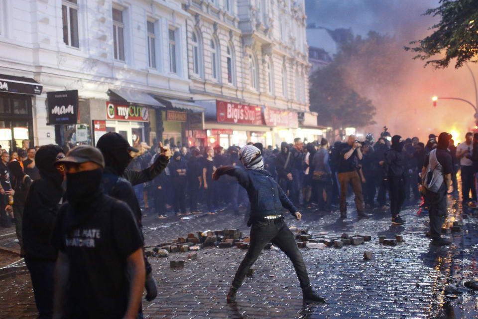 <p>Protesters clash with riot police during the protests at the G20 summit in Hamburg, Germany, July 7, 2017. (Hannibal Hanschke/Reuters) </p>