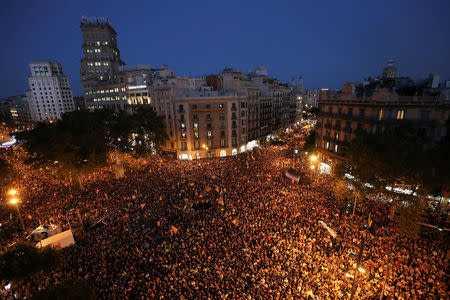 Protestors gather outside the Catalan region's economy ministry building during a raid by Spanish police on government offices, in Barcelona, Spain, September 20, 2017. REUTERS/Susana Vera