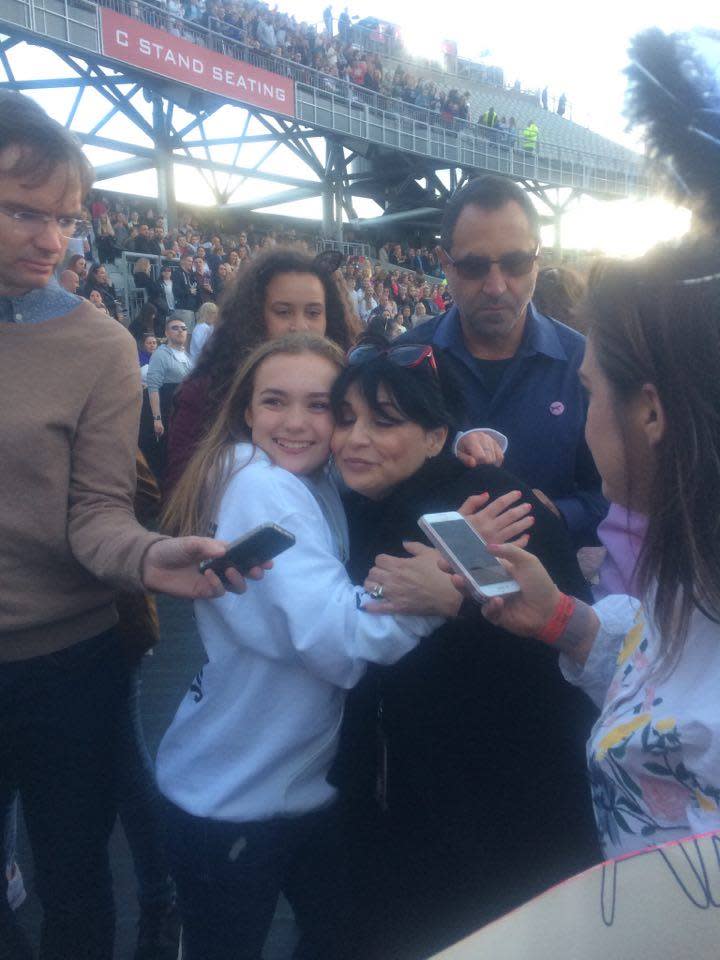 Joan Grande happily posed with fans in the crowd. Copyright: [Yahoo]