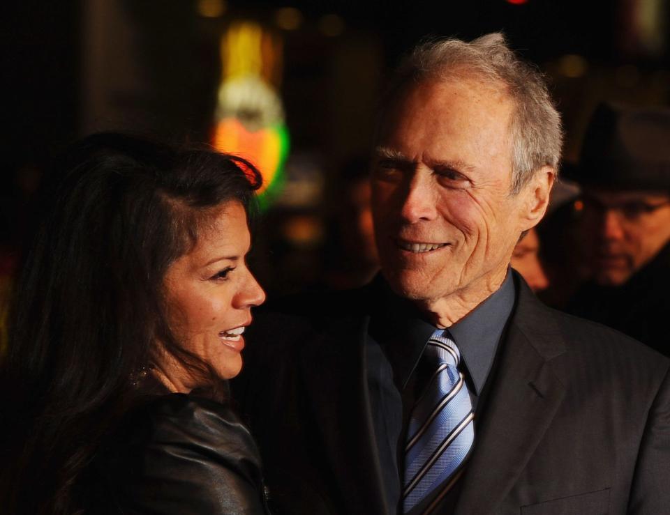 Clint Eastwood und seine Frau Dina waren von 1996 bis 2014 verheiratet. Ende 1996 erblickte das Nesthäkchen Morgan das Licht der Welt - da war Eastwood schon 66. Wie viele Kinder der Hollywoodstar hat, weiß nur er selbst: Ob es nun sieben von oder sogar acht von verschiedenen Müttern sind? Eastwood gibt sich so schweigsam wie in seinen Filmen. (Bild: Ian Gavan/Getty Images)