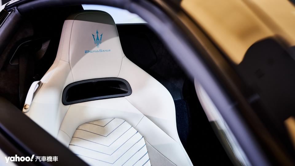 PrimaSerie限量車型除了採用Aquamarina塗裝外，內裝冰色Alcantara與優雅天藍線條的組合讓本就浪漫的敞篷更顯風情萬種。