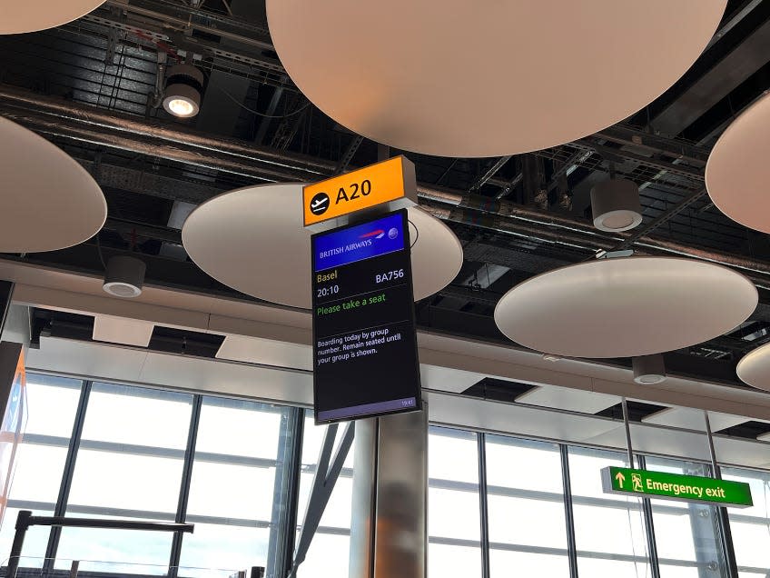 Monitor showing the flight's announcement.