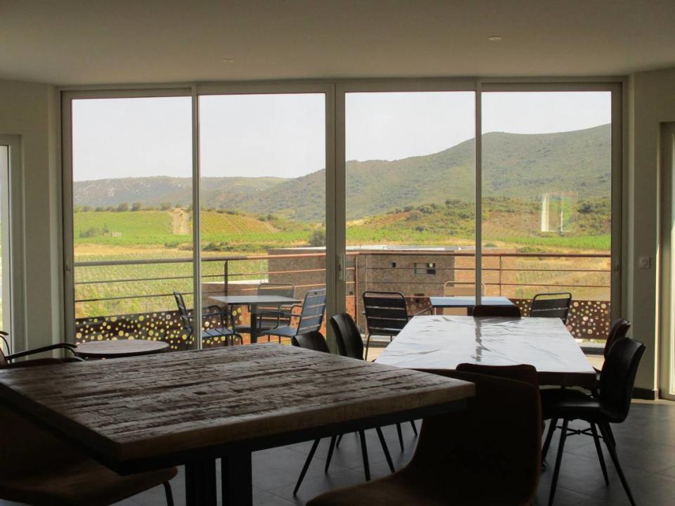 La sala de tapas y catas de La Toupie con vista hacia los viñedos del valle d’Agly.