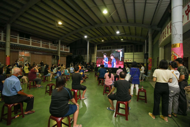 今天晚上7時不到，台南已經有鄉親等在大螢幕前，為林昀儒、鄭怡靜加油。（圖／宋岱融攝）