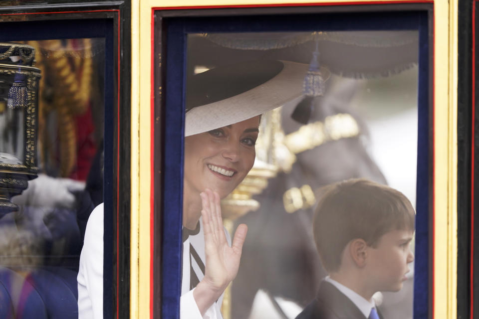 La princesa de Gales, Catalina, saluda mientras ella y el príncipe Luis viajan por la avenida The Mall para el desfile por el cumpleaños del rey en Londres, el sábado 15 de junio de 2024. (AP Foto/Alberto Pezzali)