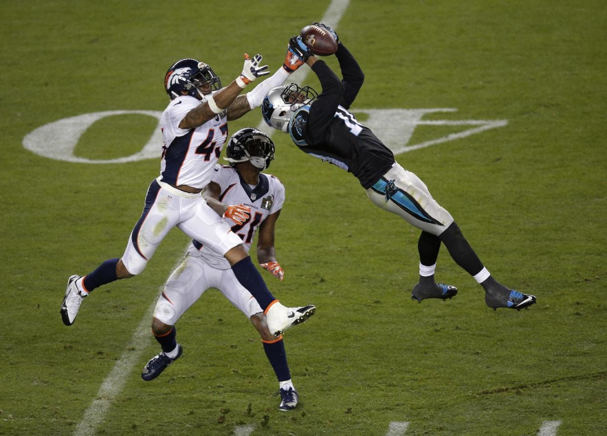 Foto de archivo del 7 de febrero de 2016, en la que Corey Brown (10) de los Panthers de Carolina atrapa un pase frente a T.J. Ward (43) y Aqib Talib (21) de los Broncos de Denver en el Super Bowl. (AP Photo/Charlie Riedel, File)