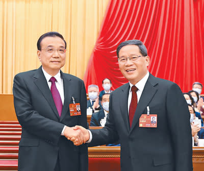 李克強(左)與李強。圖/人民網
