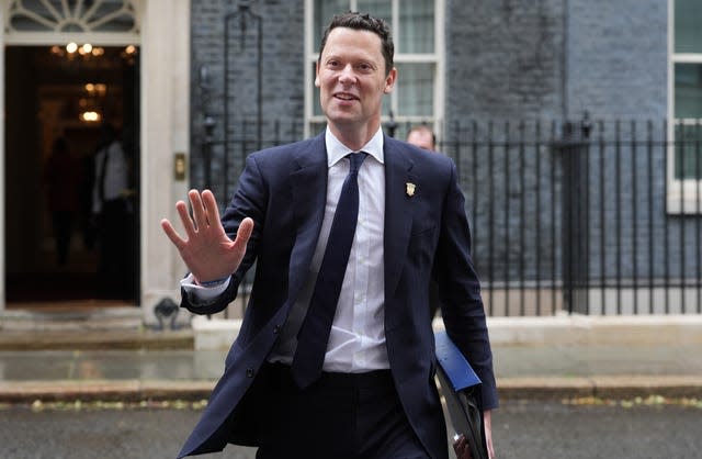 Alex Chalk raising his hand as he walks away from 10 Downing Street