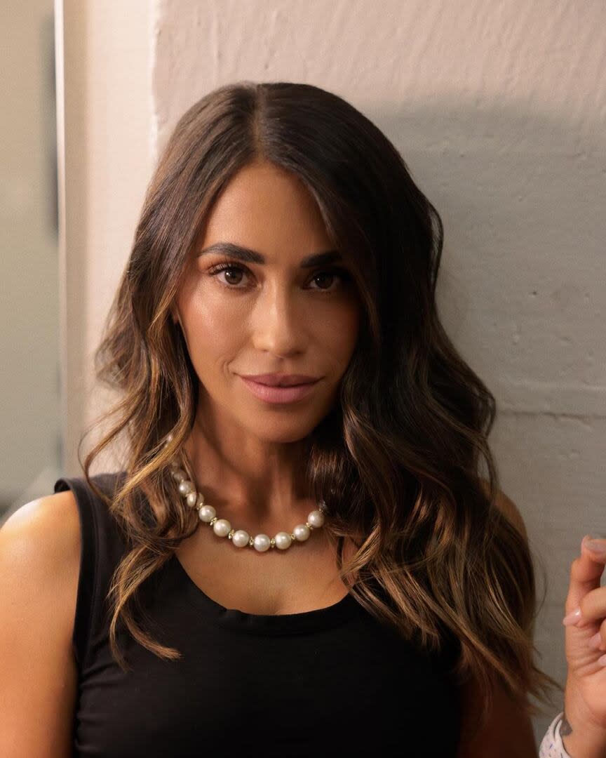 Anto Roccuzzo lució elegante y glamurosa con su nuevo collar de perlas (Foto: Instagram @antonelaroccuzzo)