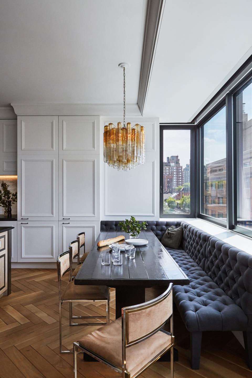 In this dining area, a Venini chandelier shines bright.