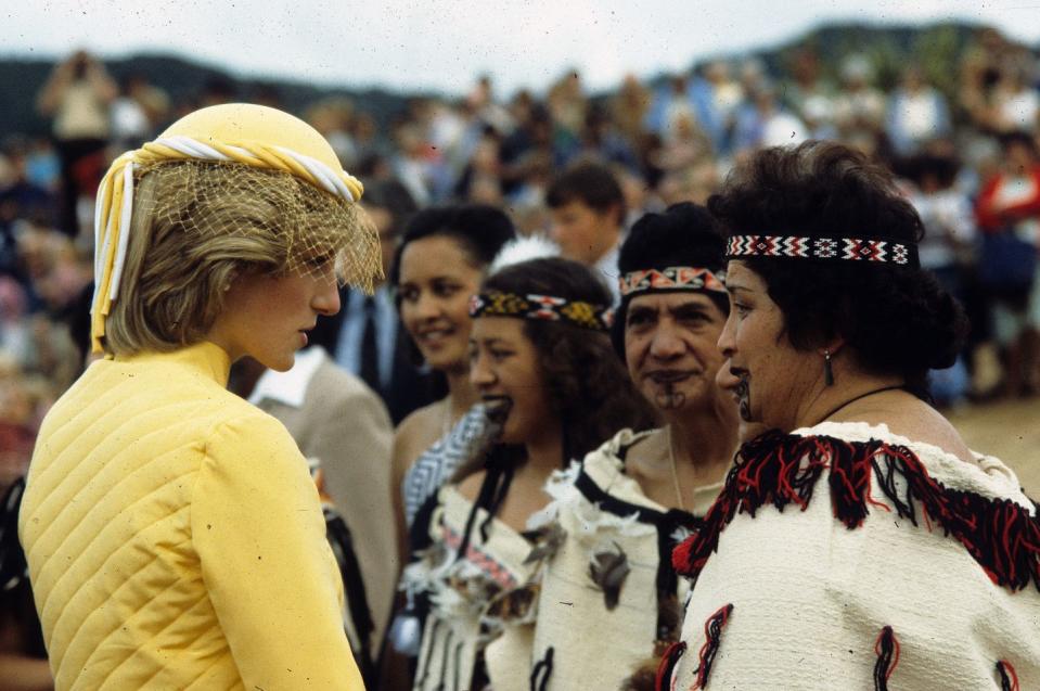 <p>Diana wears a yellow ensemble to meet her Māori hosts at the Bay of Islands.<br></p>