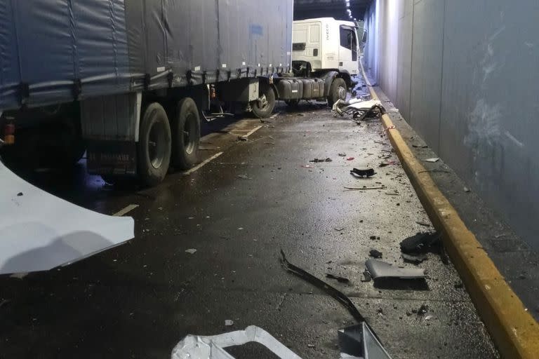 choque  entre tres vehículos en un viaducto a la altura de San Isidro