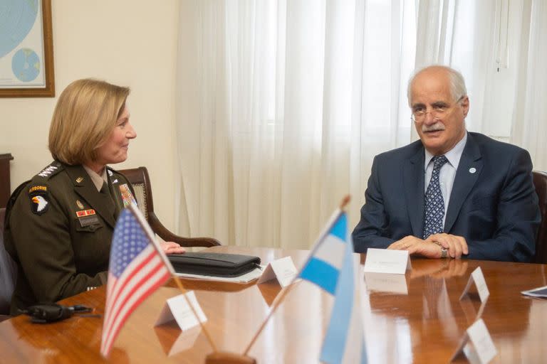 Reunión del Ministro de Defensa, JorgeTaiana, con la jefa del Comando Sur de los Estados Unidos, general Laura J. Richardson.