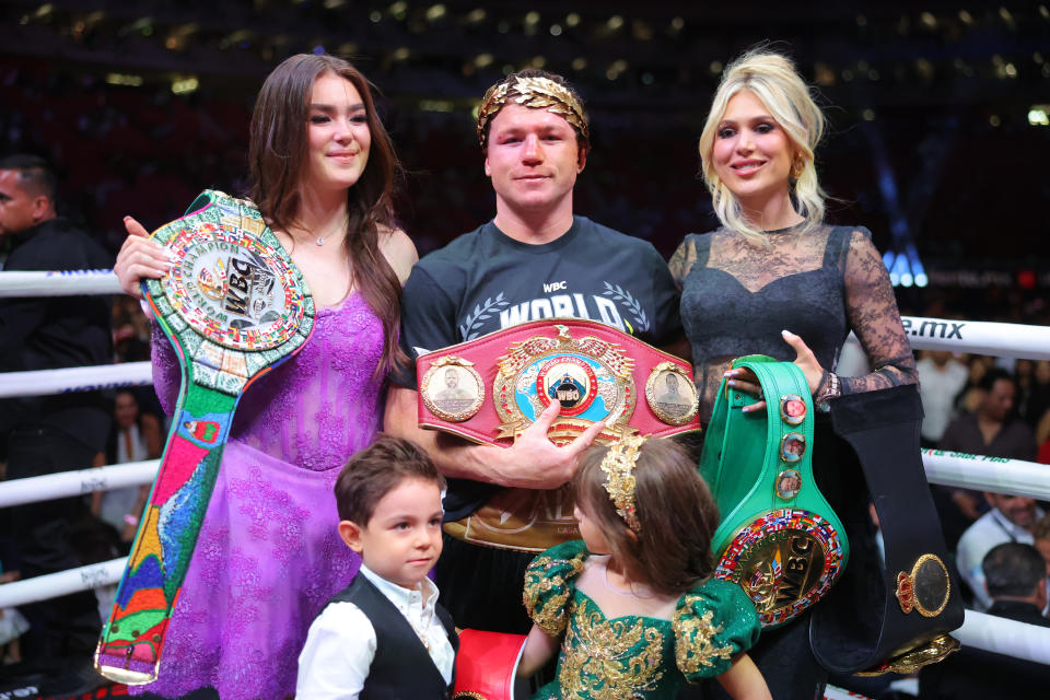 <p>Tras el triunfo, Canelo comparte en familia (Hector Vivas/Getty Images)</p> 