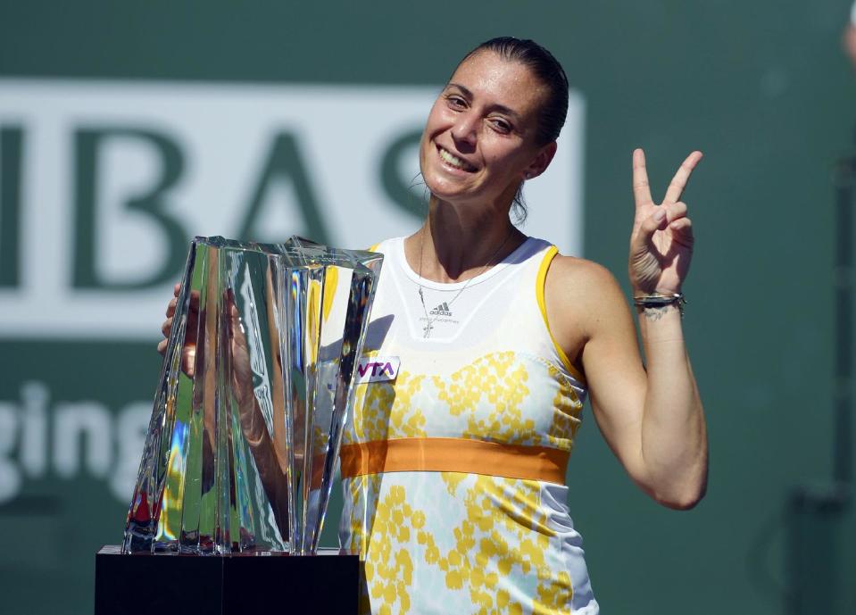 La italiana Flavia Pennetta posa junto al trofeo de campeona del torneo de Indian Wells, que conquistó el domingo 16 de marzo de 2014, al vencer en la final a la polaca Agnieszka Radwanska (AP Foto/Mark J. Terrill)