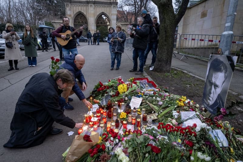 People place flowers and tributes in front of the Russian embassy on the day of the burial of the Russian opposition figure Alexei Navalny. Šimánek Vít/CTK/dpa