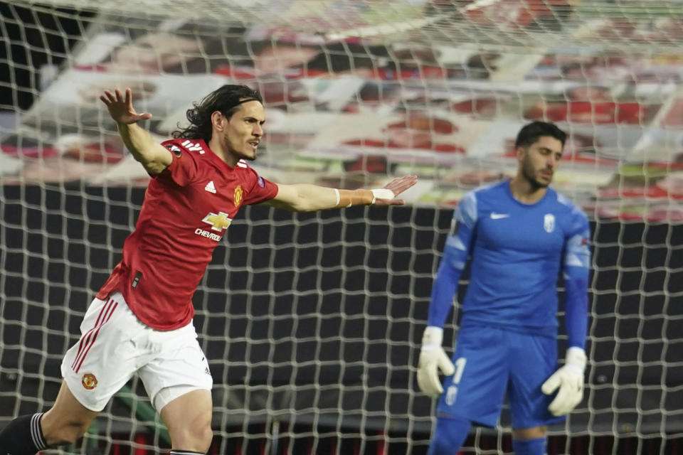 El uruguayo Edinson Cavani, del Manchester United, festeja luego de anotar ante el Granada en la vuelta de los cuartos de final de la Liga Europa, el jueves 15 de abril de 2021 (AP Foto/Dave Thompson)