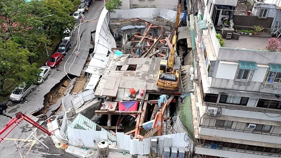 台北市大直街基泰大直建案施工瑕疵釀鄰宅及道路塌陷，檢方起訴建築師王德生等5人。(記者張欽翻攝台北市議員許淑華臉書粉絲頁)