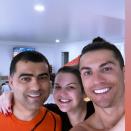 La mayoría de las últimas fotografías que se han visto del portugués en las redes sociales las han compartido sus familiares. Y es que Cristiano se encuentra acompañado durante el confinamiento de sus hermanos, su pareja y sus hijos. (Foto: Instagram / <a href="http://www.instagram.com/p/B96mEkuHKeH/" rel="nofollow noopener" target="_blank" data-ylk="slk:@katiaaveirooficial;elm:context_link;itc:0;sec:content-canvas" class="link ">@katiaaveirooficial</a>).