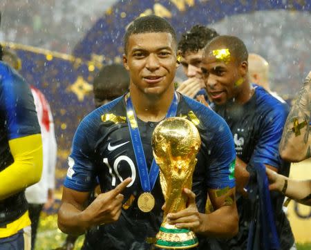 Foto del domingo de Kylian Mbappe celebrando el título de Francia con la Copa del Mundo. Juy 15, 2018. REUTERS/Kai Pfaffenbach