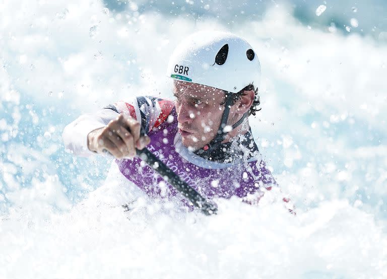 El británico Adam Burgess practica en el Centro Kanoi de Slalom de Canoa.