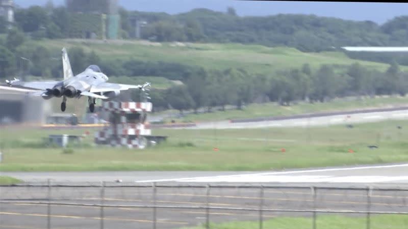  共機連2天囂張擾台，我空軍軍機緊急掛彈升空，並以廣播告警驅離。（圖／軍事迷提供）