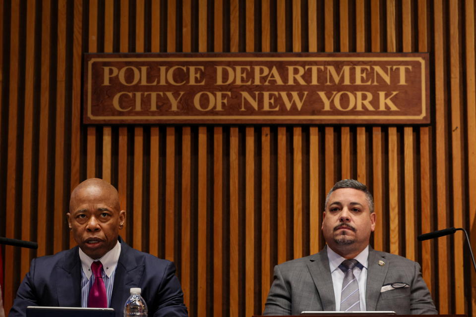 Le maire de New York, Eric Adams, s'exprime pendant que Caban écoute lors d'une conférence de presse à Police Plaza à New York, le 3 avril. (Brendan McDermid/Reuters)