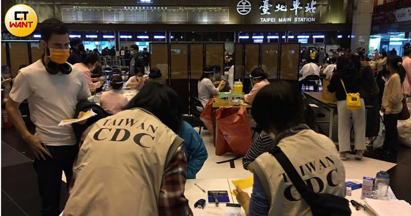 台北車站疫苗接種現場人潮不斷。（圖／黃鵬杰攝）