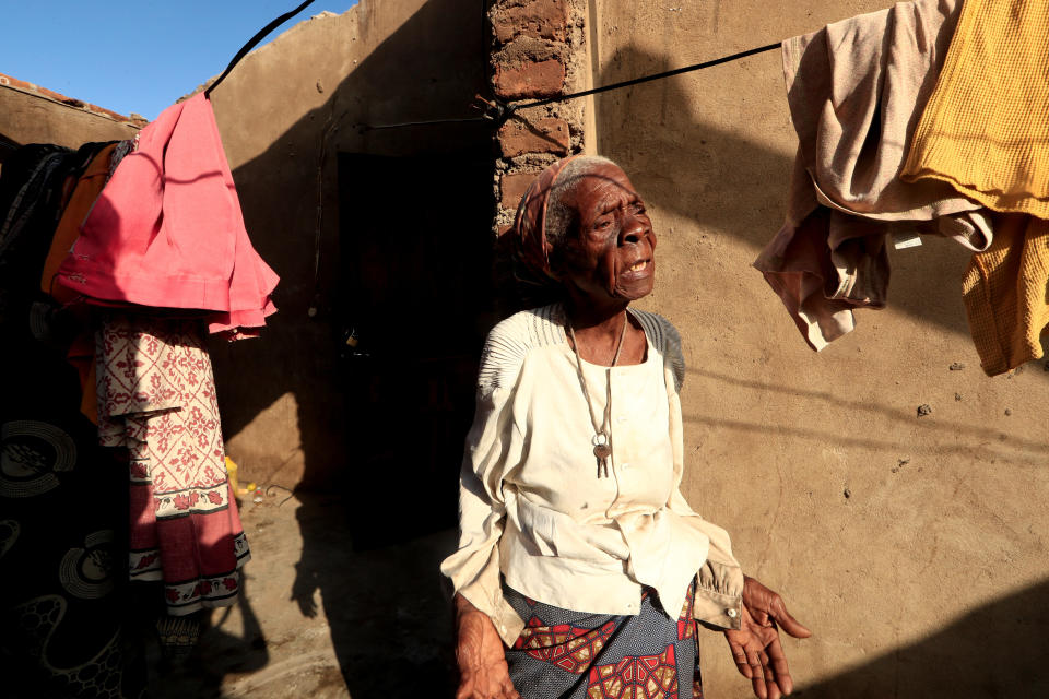Tchacaca Quembo stands outside her damaged house in the aftermath of Cyclone Idai, in the village of Cheia, which means "Flood" in Portuguese, near Beira, Mozambique April 1, 2019. Photo: Zohra Bensemra/Reuters) 