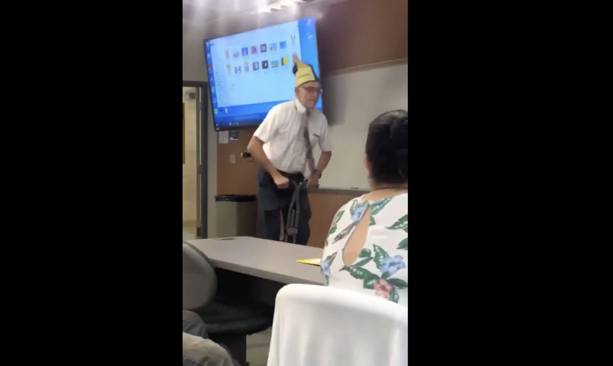 Community college physics professor David Wright has an unusal teaching method. (Screenshot: Twitter/its_riccaa)